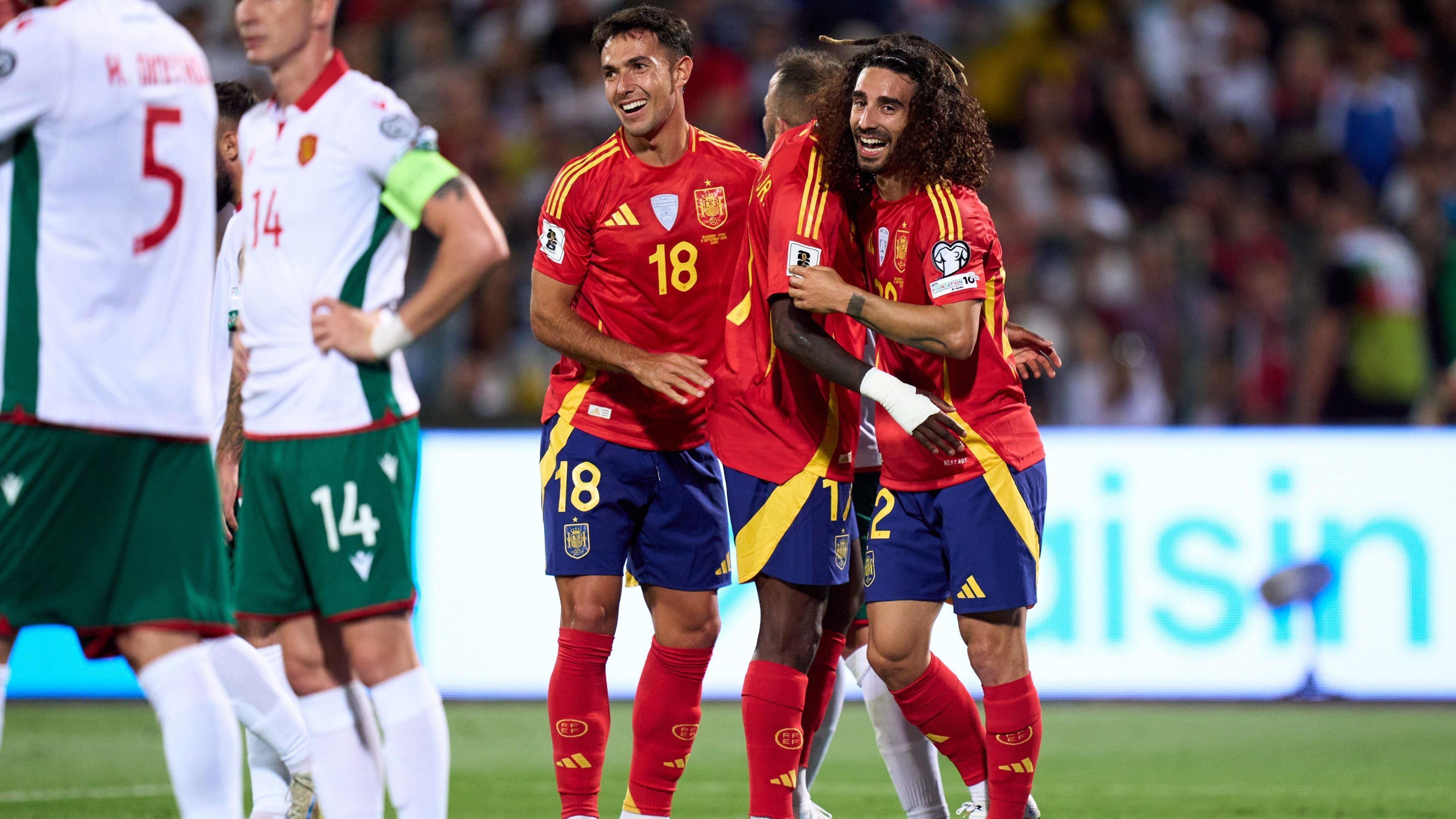 Jogadores da Espanha comemoram o gol de Cucurella sobre a Bulgária