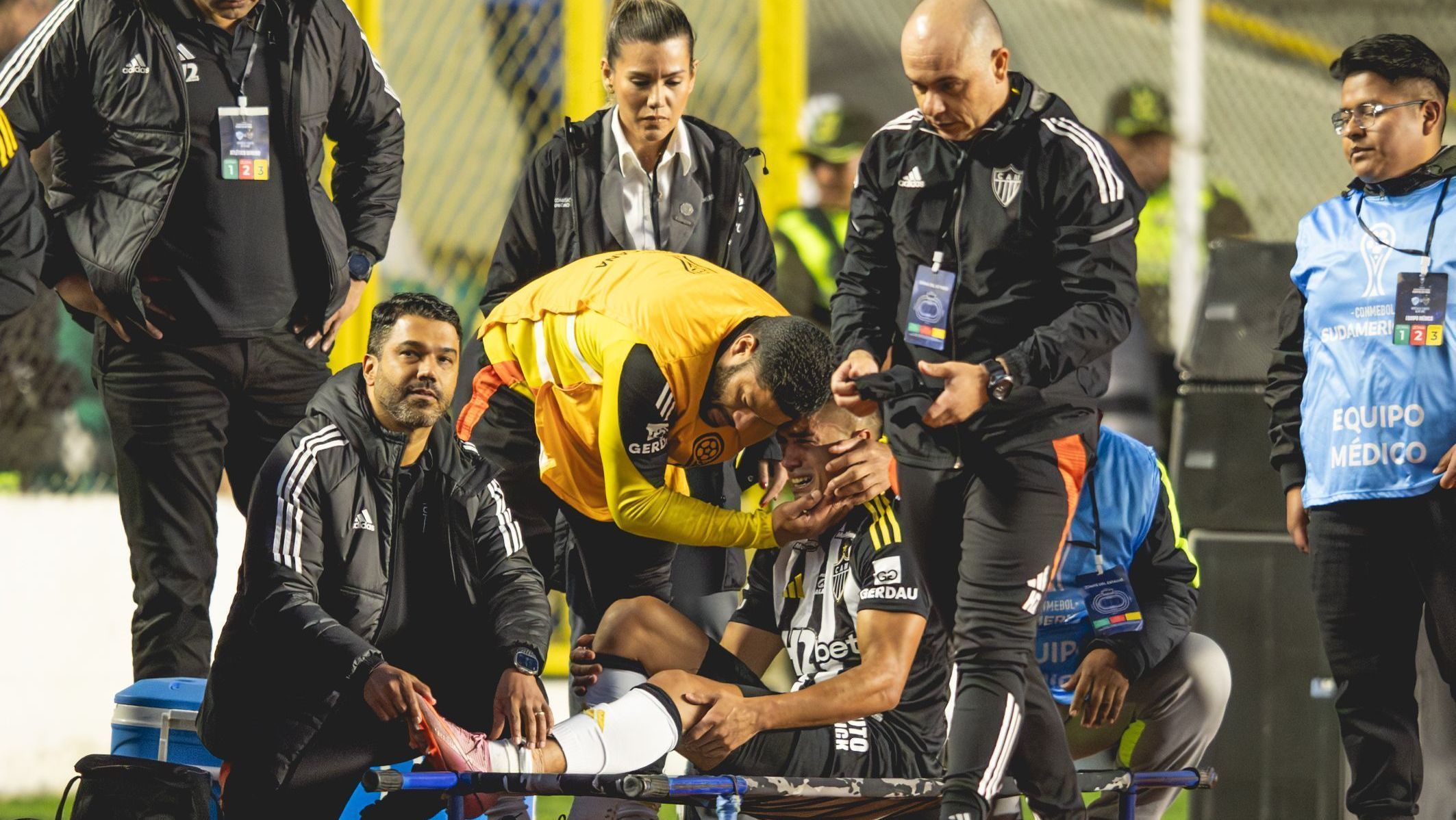Atlético-MG: Cuello sofre fratura e ruptura de ligamentos em lance chocante