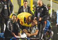 Imagem forte: Cuello, do Atlético-MG, sofre lesão e deixa jogo aos prantos