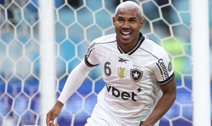 Cuiabano, do Botafogo, comemorando seu gol contra o Grêmio, pelo Brasileirão
