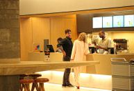 Dado Dolabella é flagrado com loira em shopping após polêmicas com Wanessa