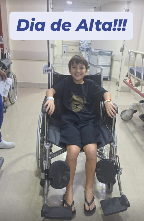 O ator Davi Malizia, de "Êta Mundo Melhor!", comemora a saída do hospital após cirurgia de emergência • Reprodução/Instagram