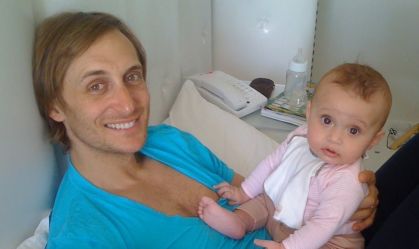 David Guetta resgata fotos antigas e mudança no visual chama atenção