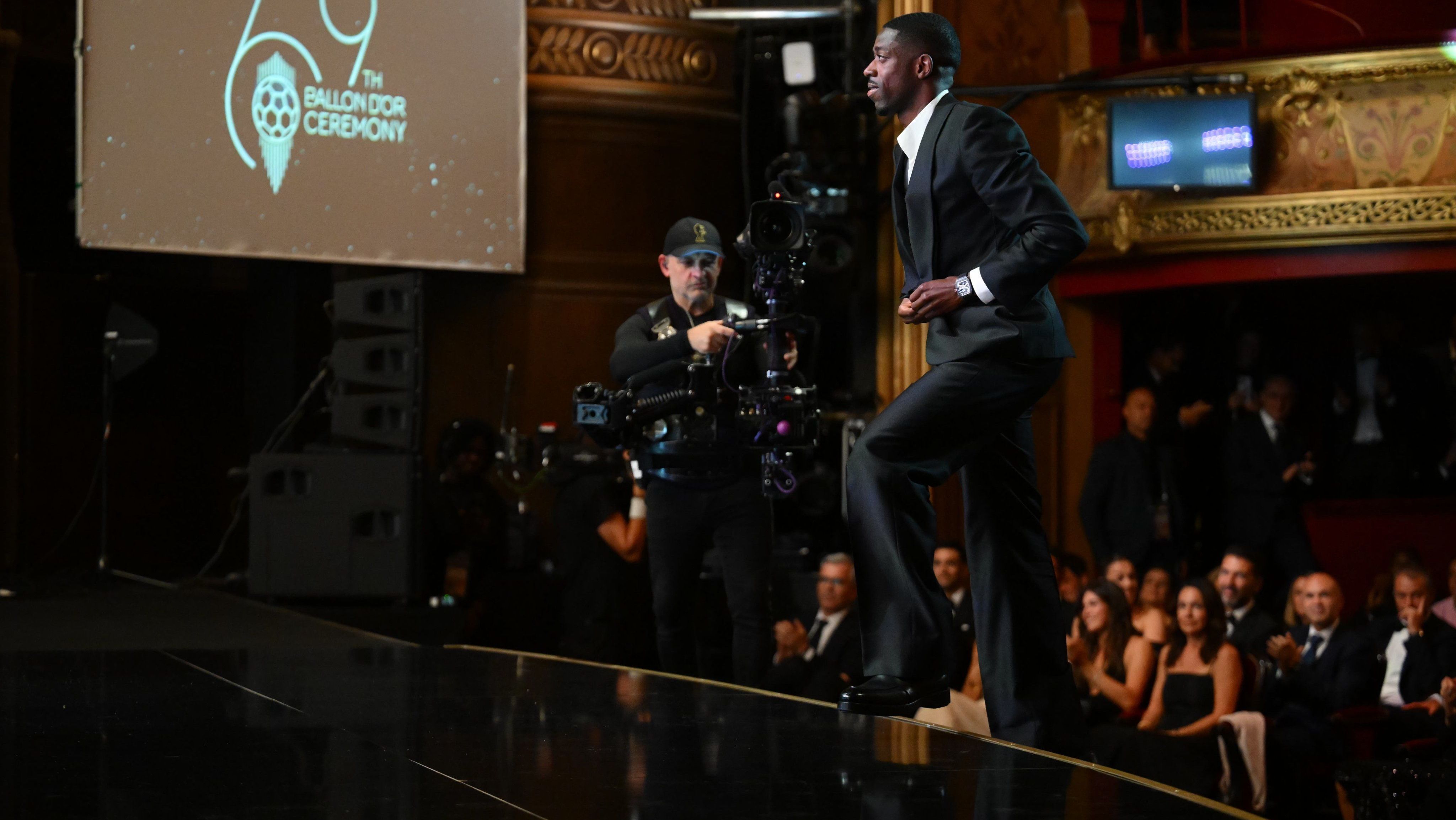 Dembélé sobe ao palco do Théâtre du Châtelet para receber o prêmio de melhor jogador do mundo pela Bola de Ouro