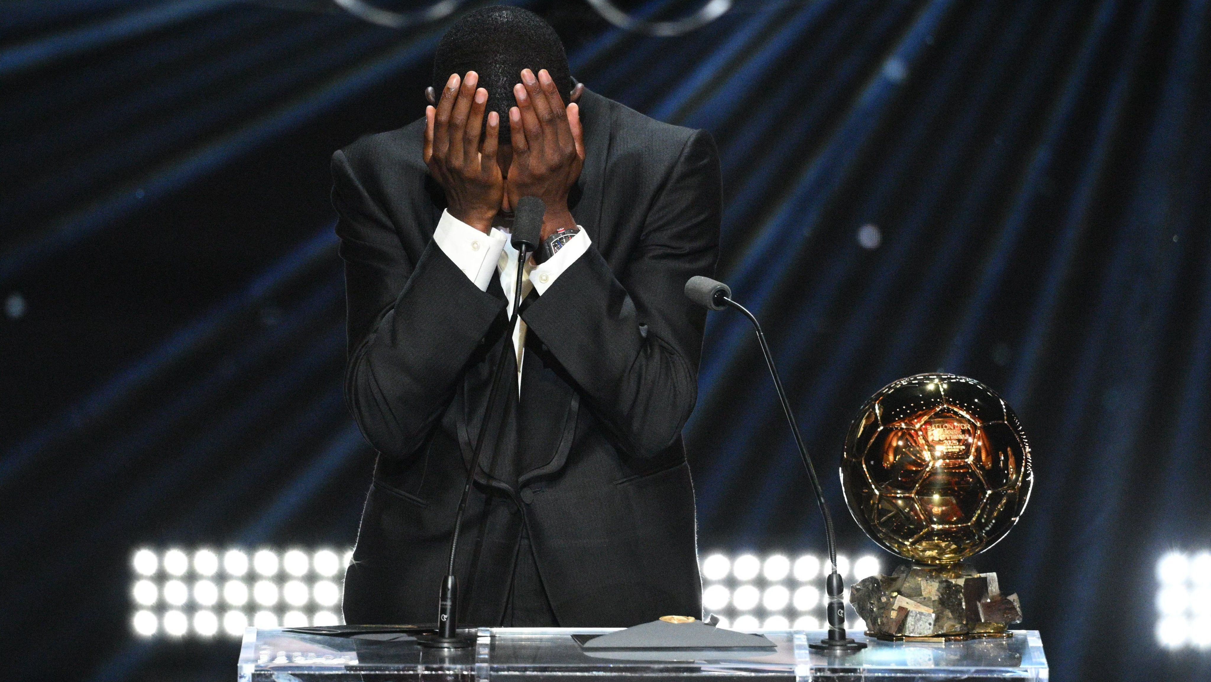 Ousmane Dembélé se emociona ao receber a Bola de Ouro de melhor jogador do mundo