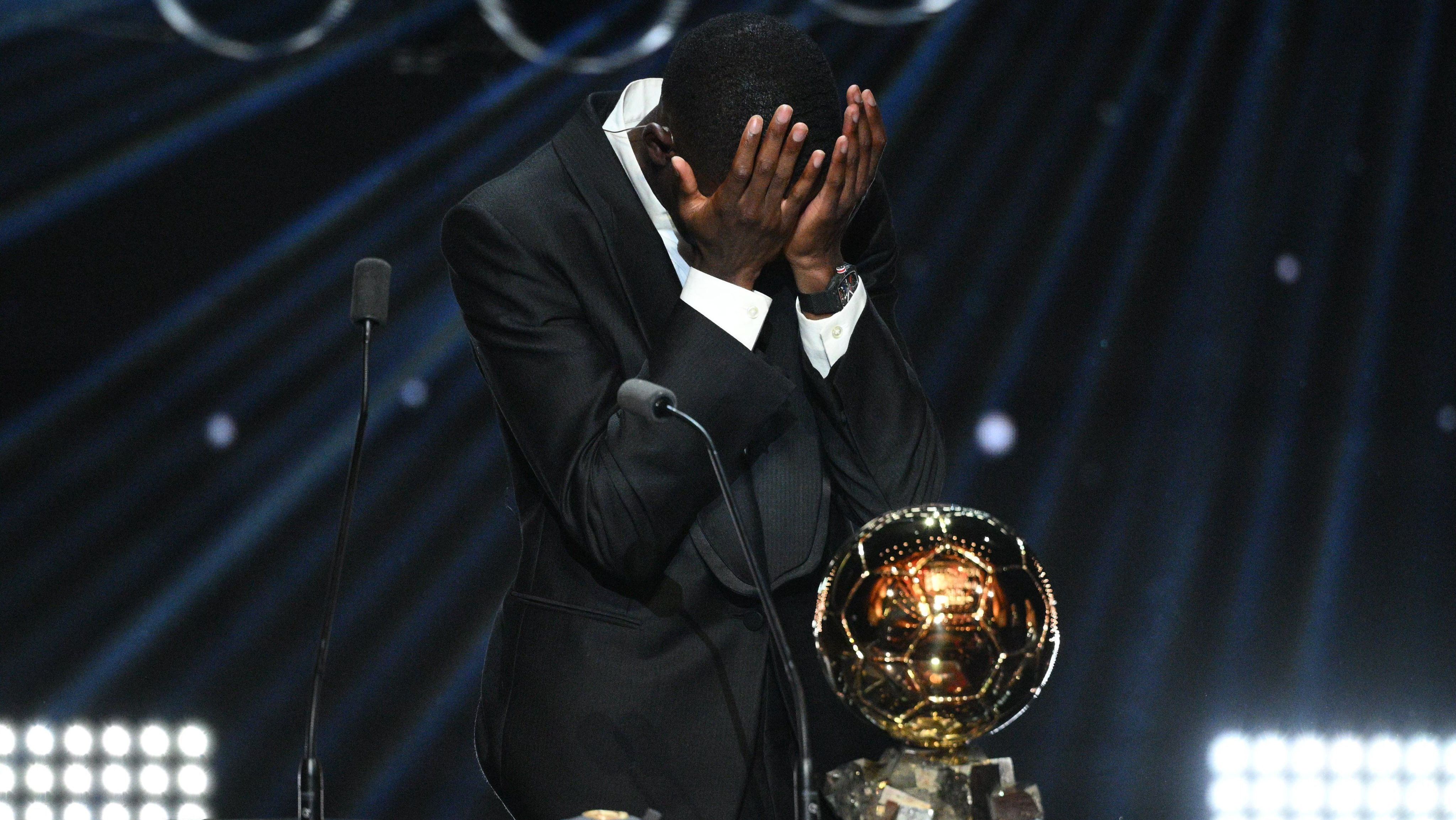 Ousmane Demb&eacute;l&eacute; chorando ap&oacute;s vencer o pr&ecirc;mio de melhor jogador do mundo na Bola de Ouro de 2025 &bull; Reprodu&ccedil;&atilde;o/X/@ballondor