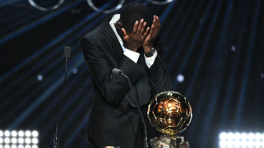 Ousmane Dembélé chorando após vencer o prêmio de melhor jogador do mundo na Bola de Ouro de 2025