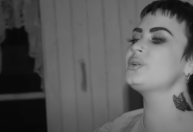 Demi Lovato sobre cantar para extraterrestres: "Estava muito chapada"