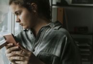 Cartilha orienta influenciadores sobre como falar de depressão nas redes