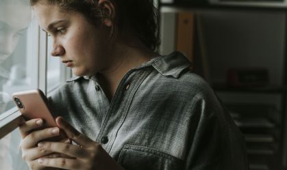 Cartilha orienta influenciadores sobre como falar de depressão nas redes