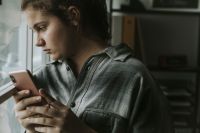 Cartilha orienta influenciadores sobre como falar de depressão nas redes