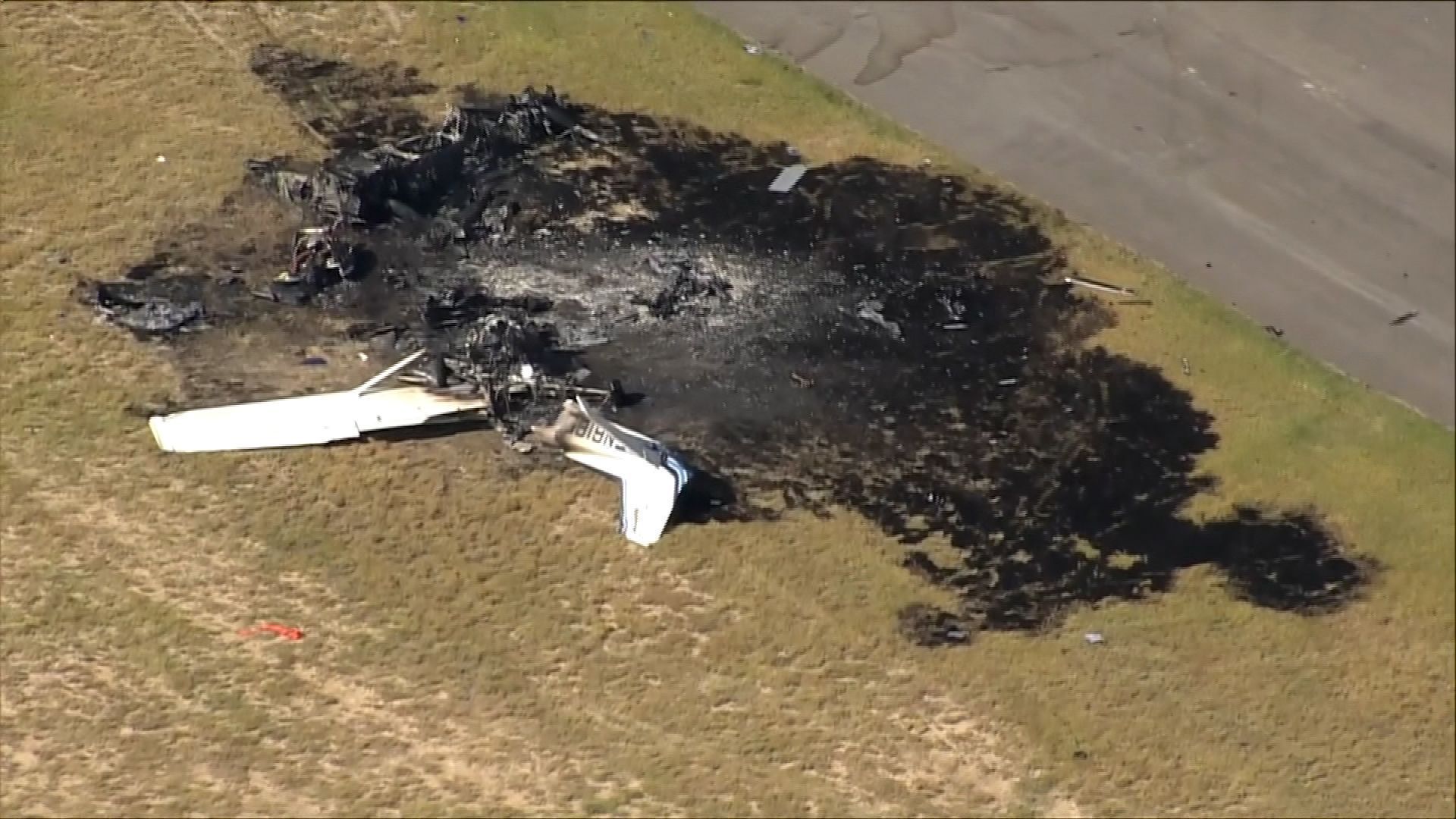 Destroços de avião no Aeroporto Municipal de Fort Morgan, no nordeste do Colorado, EUA