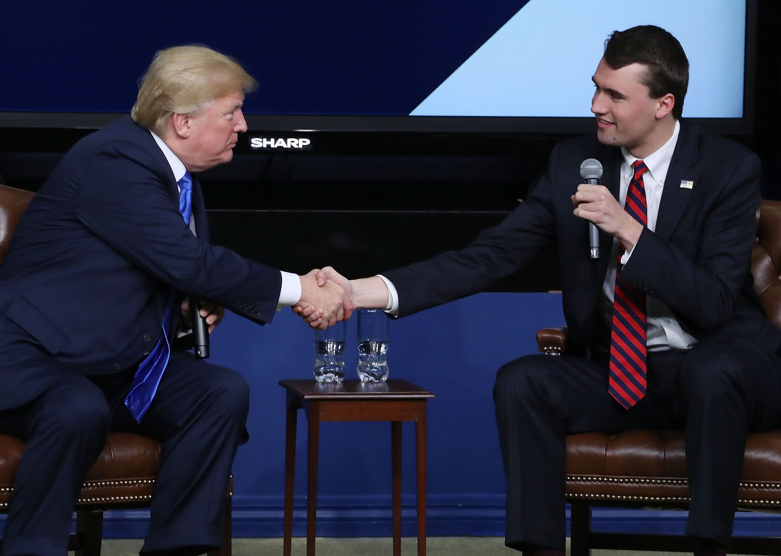 O presidente dos EUA, Donald Trump, cumprimenta o ativista ambiental Charlie Kirk em um fórum chamado Generation Next Summit, na Casa Branca, em 22 de março de 2018, em Washington, DC.