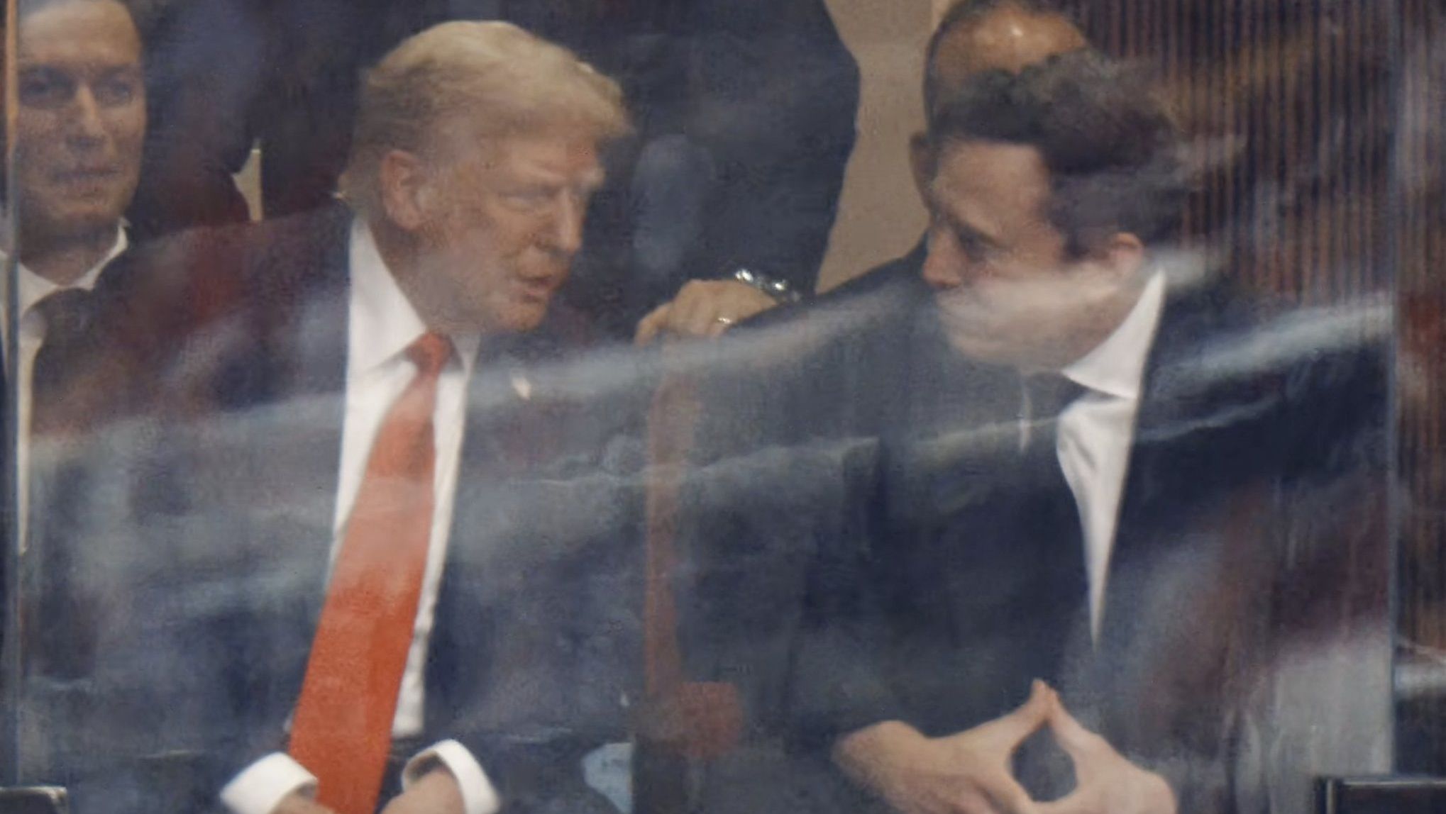 Musk compartilha imagem dele e de Trump no funeral de Charlie Kirk