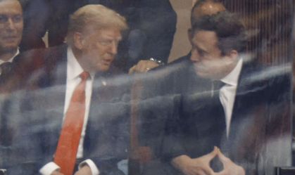 Musk compartilha imagem dele e de Trump no funeral de Charlie Kirk