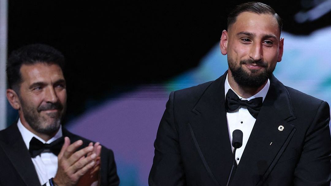 Gianluigi Donnarumma recebendo o Troféu Yashin da Bola de Ouro ao lado de Gianluigi Buffon