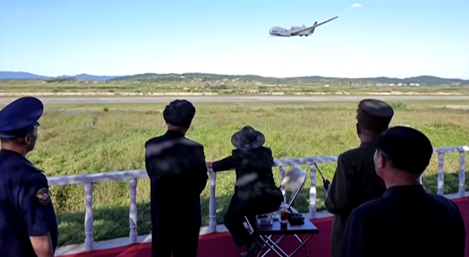 Kim Jong-un, líder da Coreia do Norte, supervisiona teste de drone • KRT