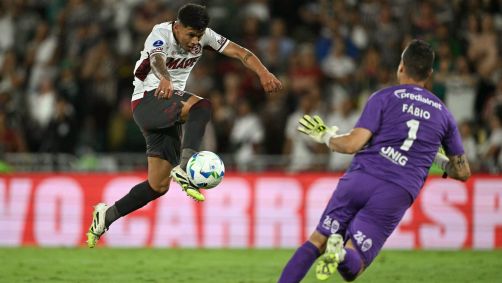 Momento da finalização de Dylan Aquino, do Lanús, contra o Fluminense, pela Sul-Americana