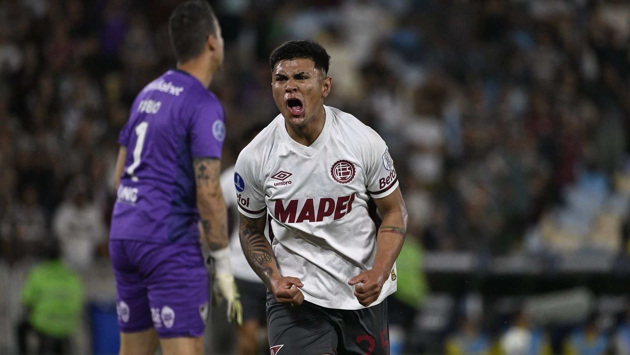 Dylan Aquino, do Lanús, comemorando o seu gol contra o Fluminense, no jogo de volta das quartas de final da Copa Sul-Americana