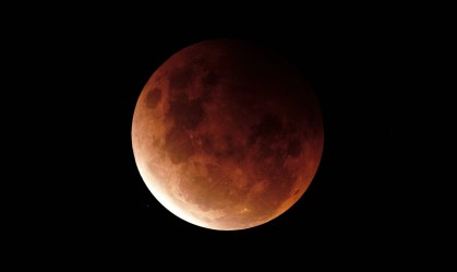 Veja como assistir ao eclipse lunar total deste domingo (7)