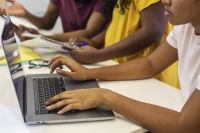 Disputa por talentos se intensifica com avanço da IA, diz pesquisa