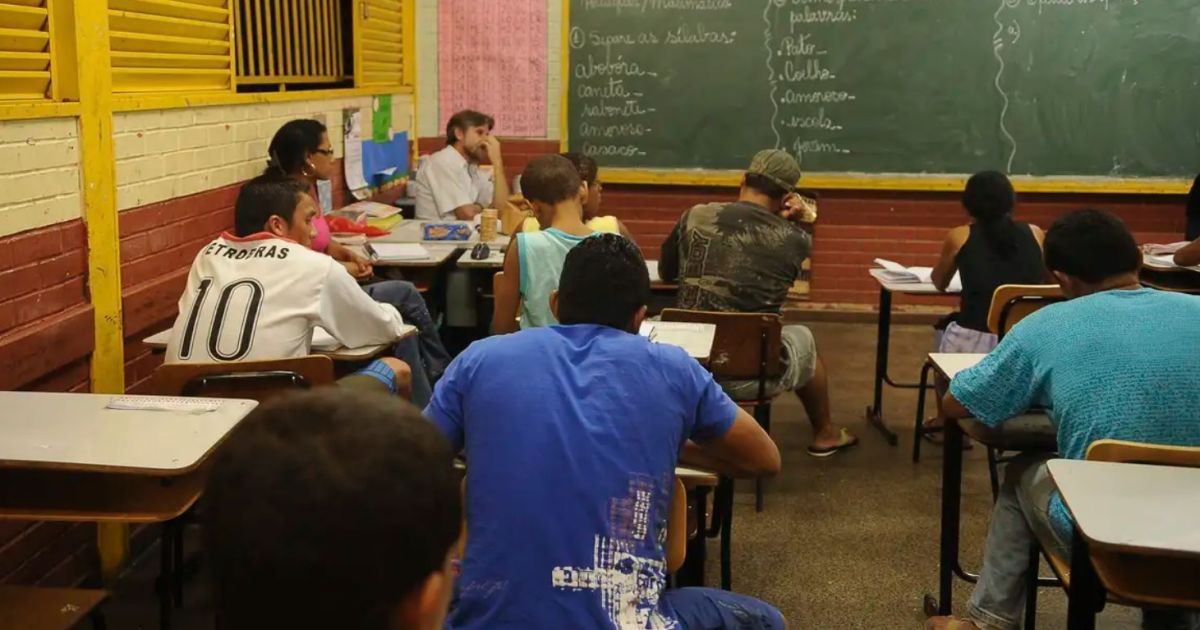Estudo revela que 64 milhões de brasileiros não concluíram ensino básico