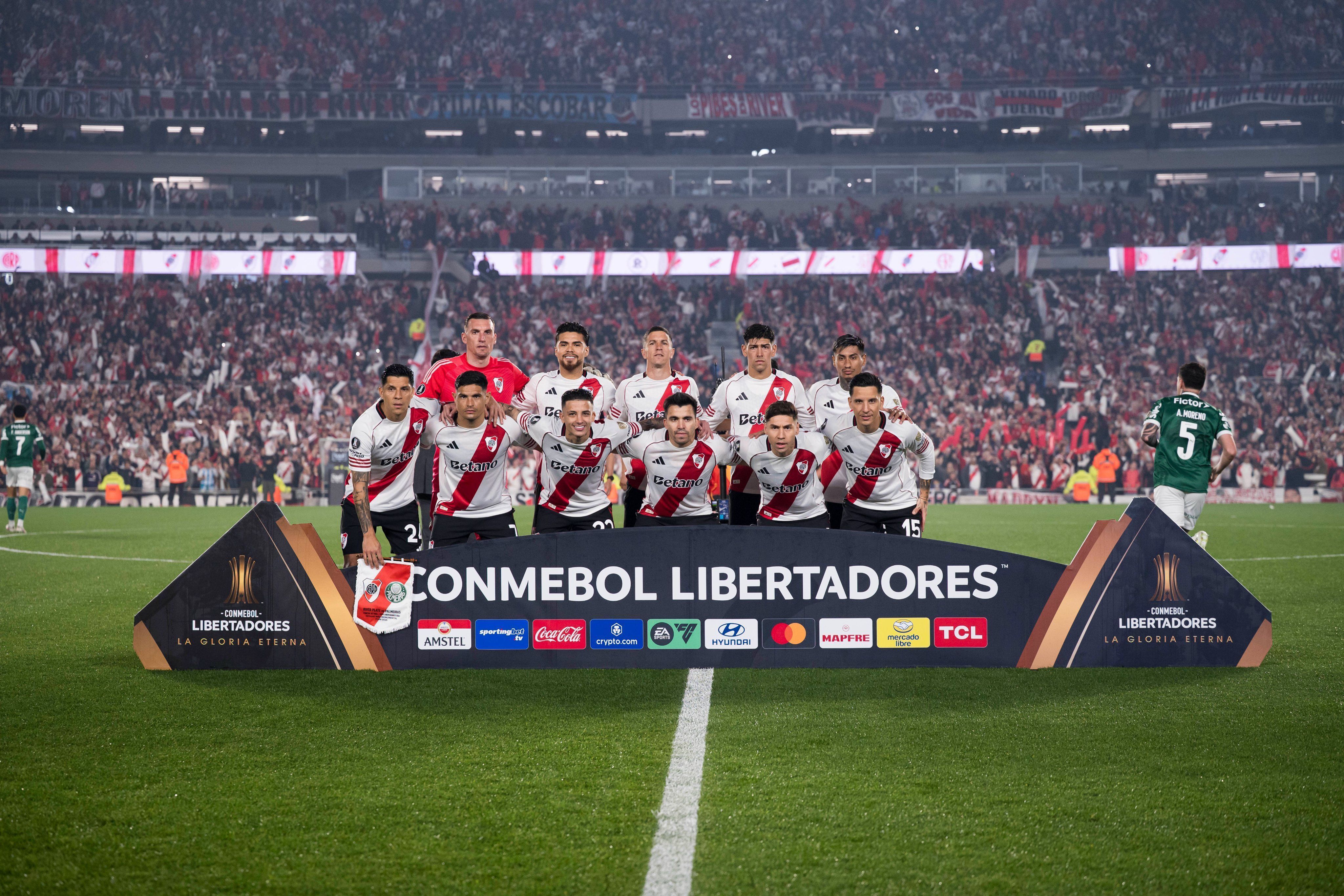 O elenco do River Plate antes do jogo contra o Palmeiras, pelas quartas de final da Libertadores