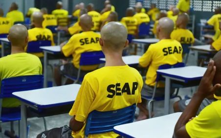Sala de aula com estudantes usando uma camiseta amarela escrito nas costas a palavra Seap