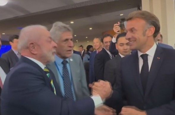 Lula e Macron se encontram brevemente após discursarem na Assembleia Geral da ONU, em Nova York