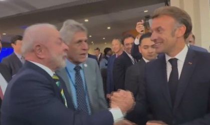 Vídeo: Macron chama Lula de guerreiro durante breve encontro em Nova York