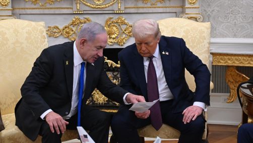 Presidente dos EUA, Donald Trump, e premiê de Israel, Benjamin Netanyahu, se reúnem no Salão Oval de Casa Branca