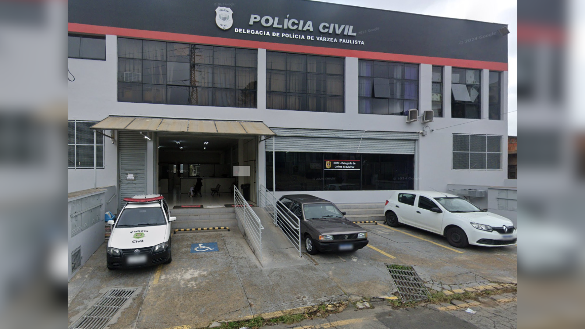 Gustavo e a mãe foram  levados à delegacia da cidade