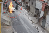 Vídeo: homens em moto incendeiam Porsche na Zona Sul de SP