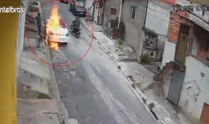Vídeo: homens em moto incendeiam Porsche na Zona Sul de SP