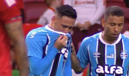 Jogador do Grêmio faz dois pênaltis no GreNal e chora no Beira-Rio