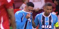 Jogador do Grêmio faz dois pênaltis no GreNal e chora no Beira-Rio