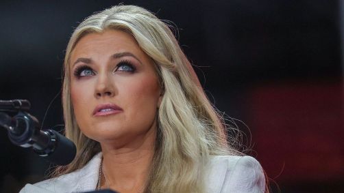 Erika Kirk discursa durante culto em memória de seu marido, o ativista político Charlie Kirk, no Estádio State Farm, em 21 de setembro de 2025, em Glendale, Arizona