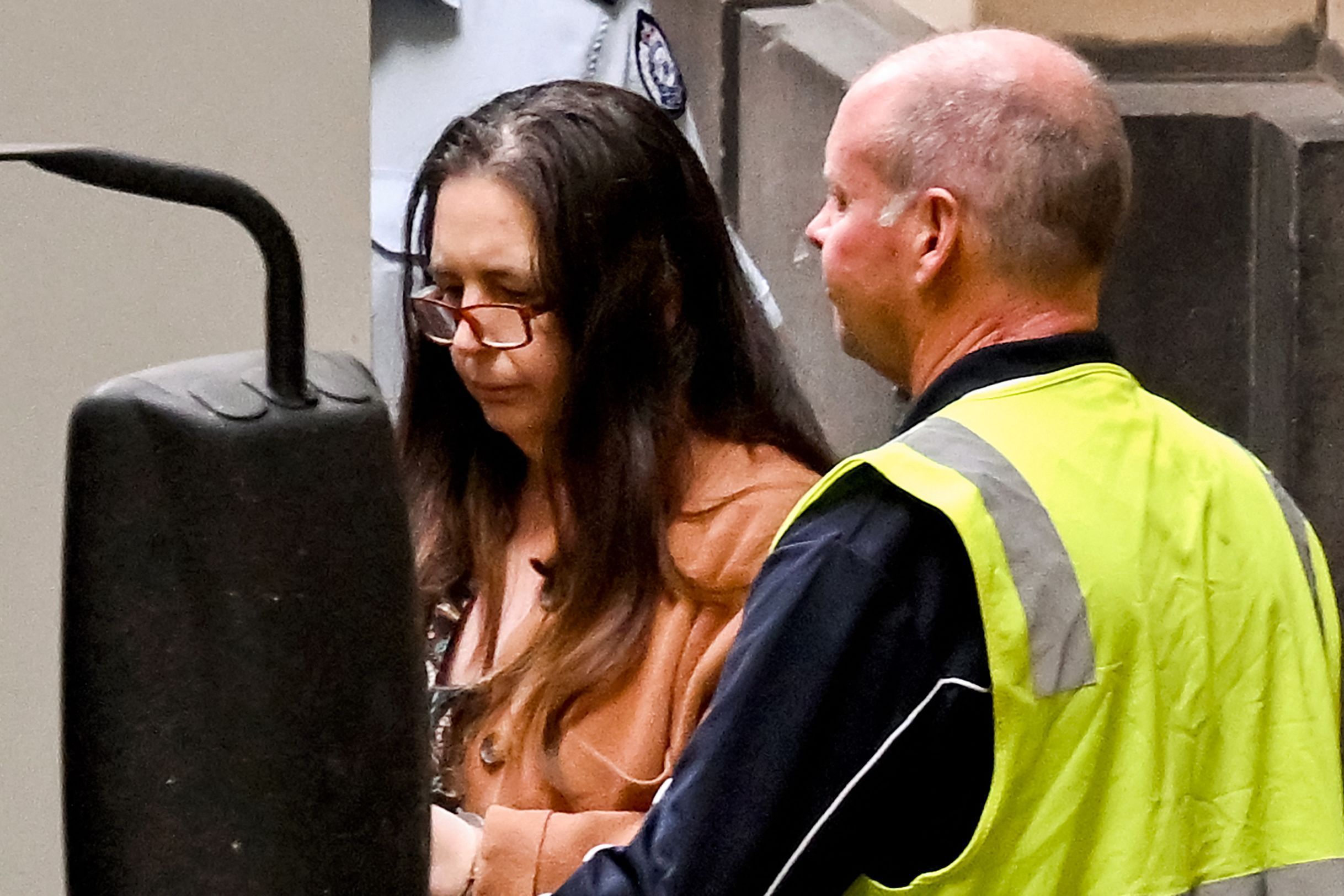 Erin Patterson. condenada a três penas de prisão perpétua por assassinar familiares através de cogumelos venenosos, deixa a Suprema Corte de Victoria, na Austrália
