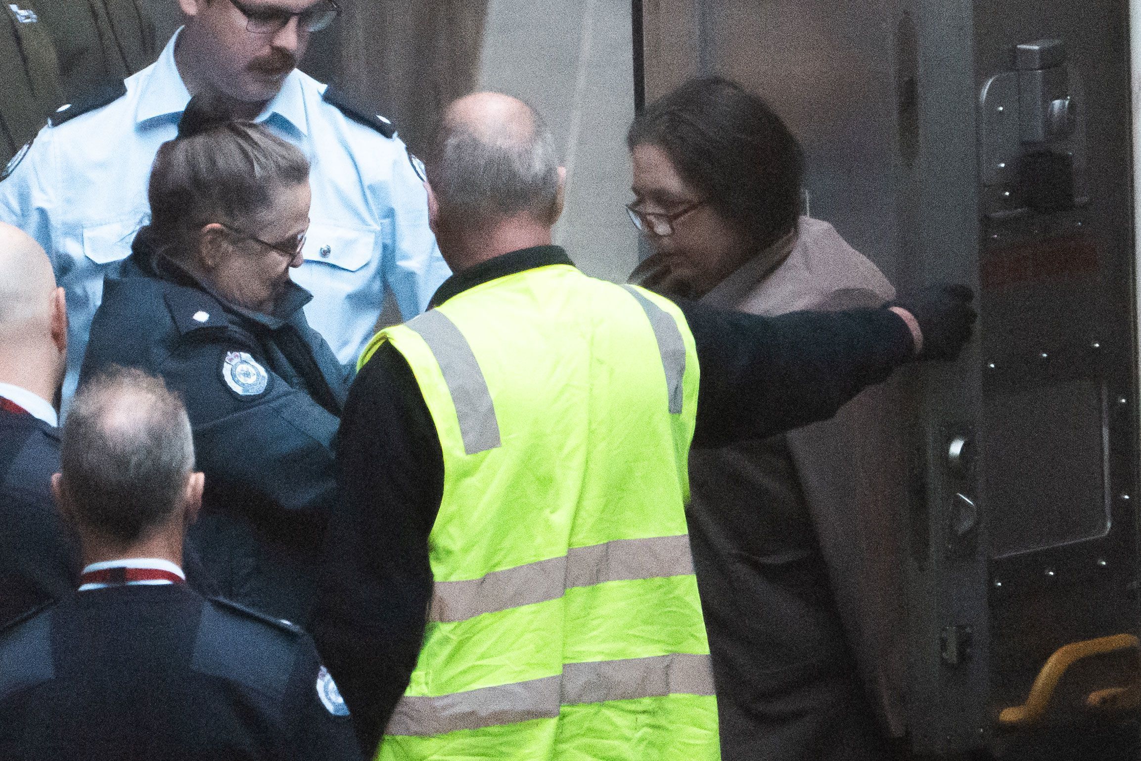 Erin Patterson é escoltada até o tribunal antes de sua sentença na Suprema Corte de Victoria em 8 de setembro de 2025 em Melbourne, Austrália. • Asanka Ratnayake/Getty Images via CNN Newsource