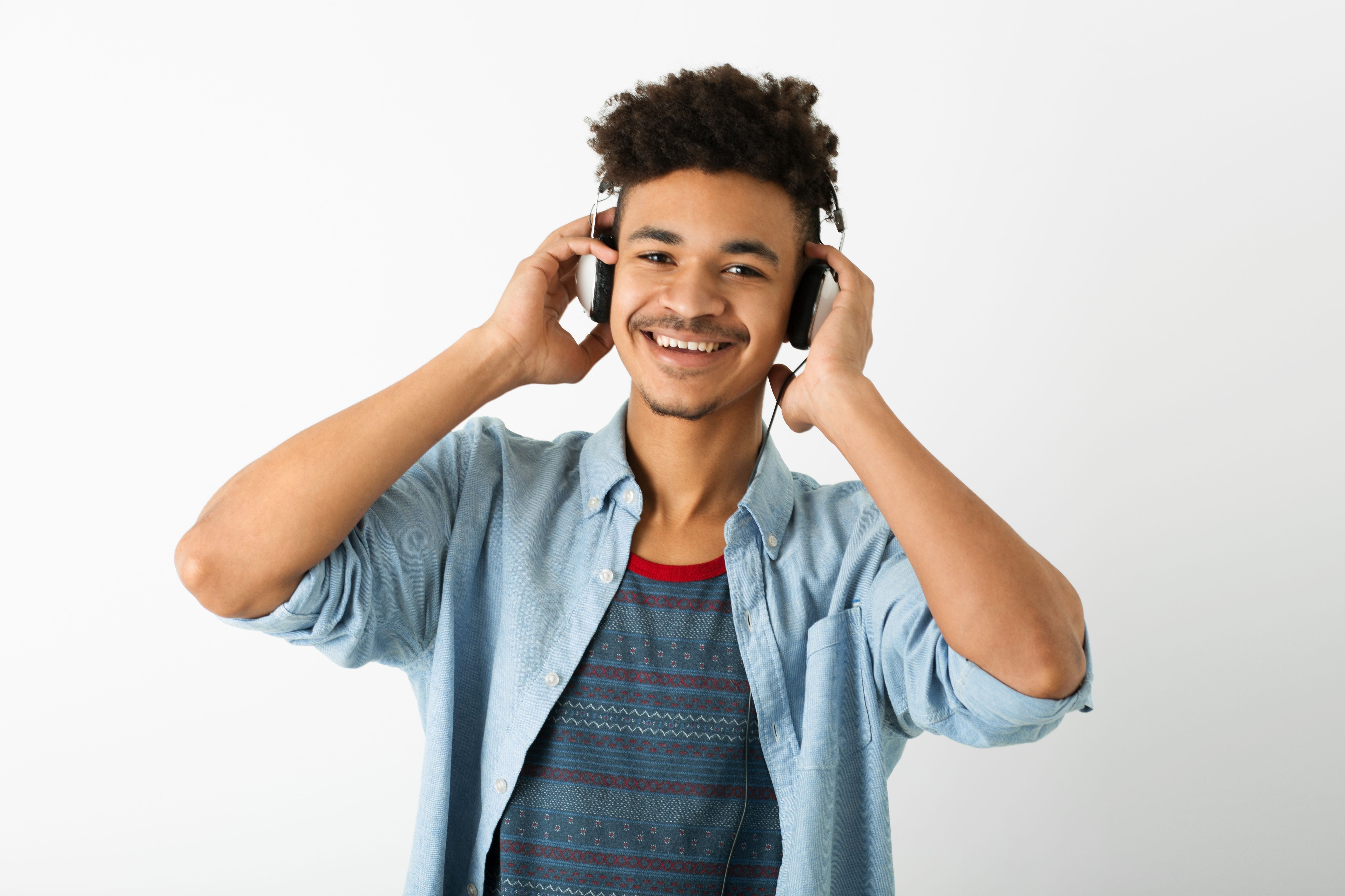 jovem ouvindo podcast