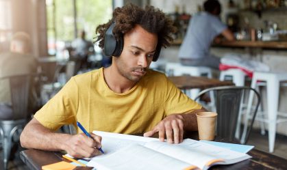 Como usar as preposições in, on e at em inglês