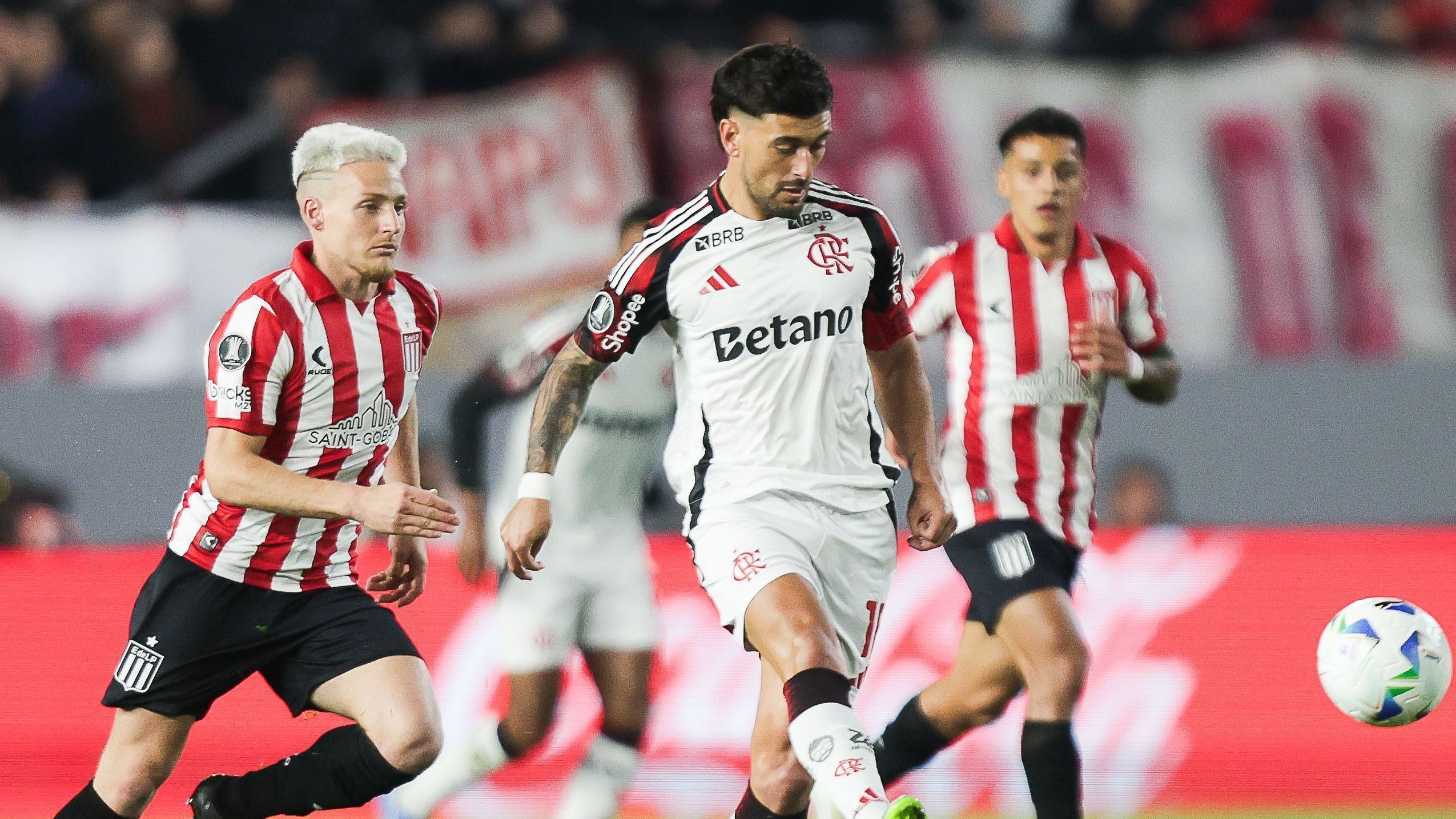 Lance de Estudiantes x Flamengo pelas quartas de final da Libertadores