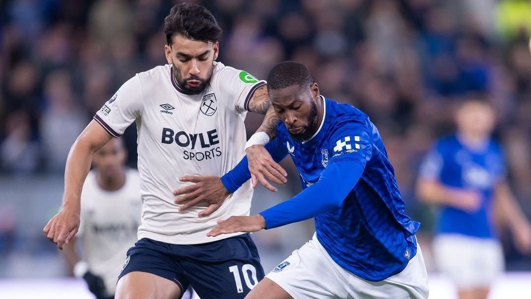 Jogadores disputam a bola em Everton x West Ham