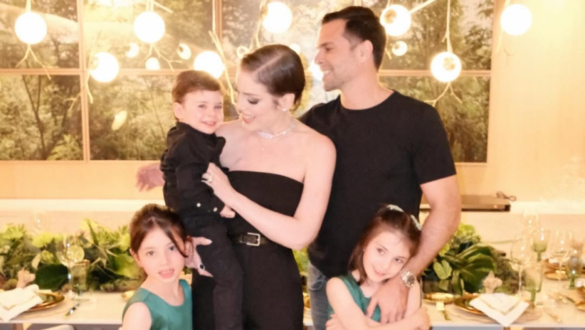 Fabiana Justus com o marido e os três filhos • Reprodução/Instagram