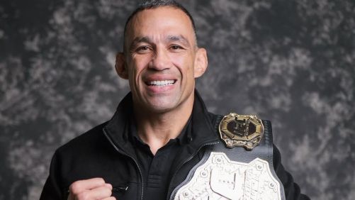 Fabricio Werdum com cinturão conquistado no UFC