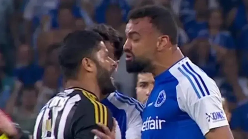 Fabrício Bruno e Hulk discutem em jogo da Copa do Brasil