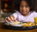 Propaganda de fast food pode levar crianças a ingerirem 130 calorias extras