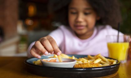Propaganda de fast food pode levar crianças a ingerirem 130 calorias extras