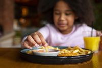 Propaganda de fast food pode levar crianças a ingerirem 130 calorias extras