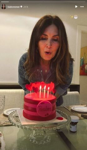 Filha de Fátima Bernardes compartilhou foto da jornalista soprando velinhas • Instagram/Bia Bonemer